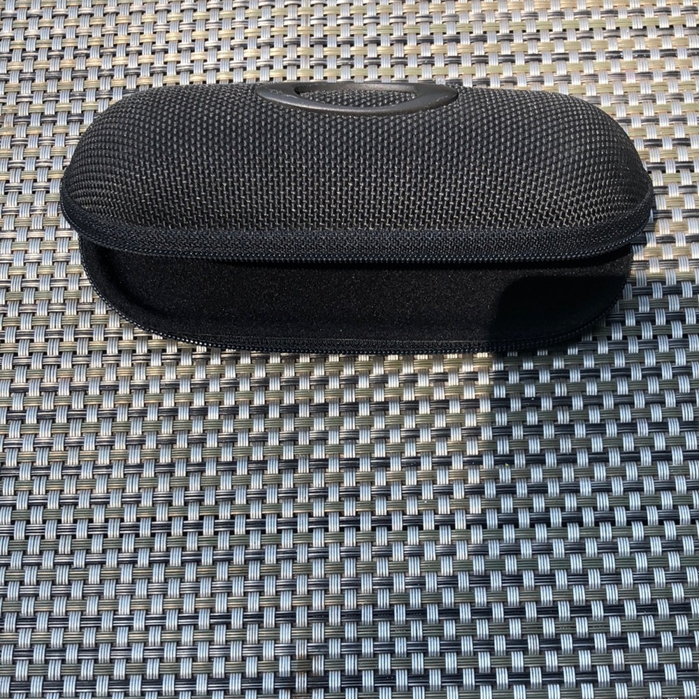 New. Oakley 1/2 case. Flat bottom